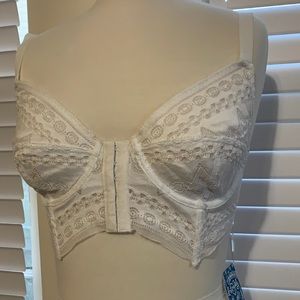 White lace front closure bra NWT